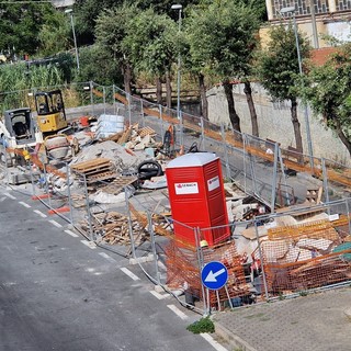 Caramagna, i materiali per i lavori della bretella lasciati in un parcheggio in regione Marte Caramagna, i materiali per i lavori della bretella lasciati in un parcheggio in regione Marte