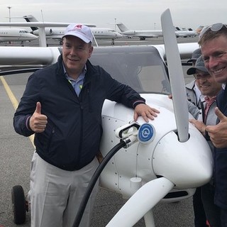 Il principe Albert II a bordo del Pipistrel Velis