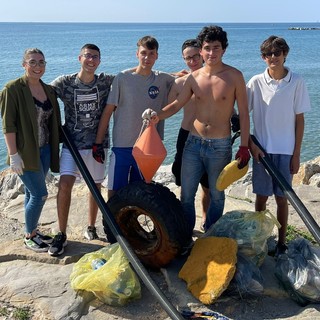 Imperia: studenti del Vieusseux puliscono la spiaggia d'Oro per il Friday For Future