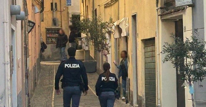 Polizia in via dell'Ospedale
