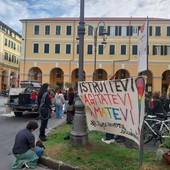 Diritti LGBTQIA+, in piazza Dante il presidio del collettivo studentesco Spiraglio imperiese Diritti LGBTQIA+, in piazza Dante il presidio del collettivo studentesco Spiraglio imperiese