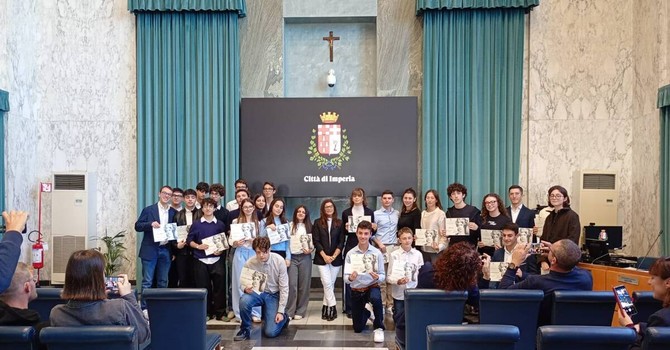 Imperia, consegnate le borse di studio “Maria Pellegrina Amoretti”: polemica per il Pd non invitato Imperia, consegnate le borse di studio “Maria Pellegrina Amoretti”: polemica per il Pd non invitato