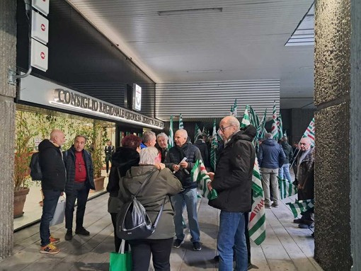 Sanità ligure, scontro totale in Regione: sindacati in presidio contro la maxi-fusione delle Asl Sanità ligure, scontro totale in Regione: sindacati in presidio contro la maxi-fusione delle Asl