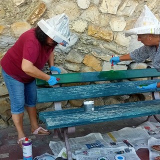 Imperia, verniciata dalla Giraffa a rotelle la panchina di piazzetta De Negri Imperia, verniciata dalla Giraffa a rotelle la panchina di piazzetta De Negri