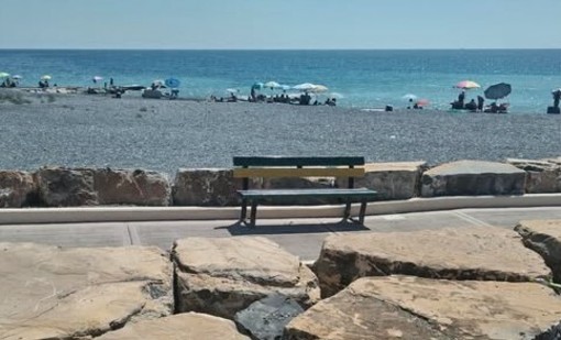 La panchina della Giraffa a rotelle “trasloca” in spiaggia: dal Parchetto al litorale. E non è la prima volta La panchina della Giraffa a rotelle “trasloca” in spiaggia: dal Parchetto al litorale. E non è la prima volta