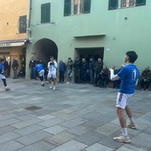 Balùn, la sfida Liguria–Piemonte infiamma la piazza di San Lorenzo al Mare
