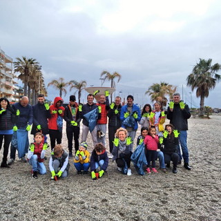 m'IMporta, in 25 a San Bartolomeo al Mare: mozziconi di sigaretta e frammenti di plastica i rifiuti più gettonati