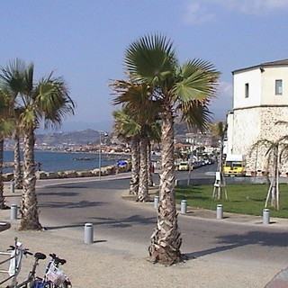 Santo Stefano al Mare: si 'imbarca' il pavimento di piazza Baden Powell, serve un prato artificiale per l'estate