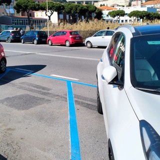 Strisce blu, non si ferma la raccolta firme contro il nuovo piano parcheggi