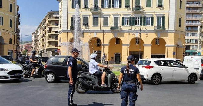 Traffico in aumento in centro dopo la chiusura di via Des Geneys: la polizia locale presidia i punti più critici Traffico in aumento in centro dopo la chiusura di via Des Geneys: la polizia locale presidia i punti più critici