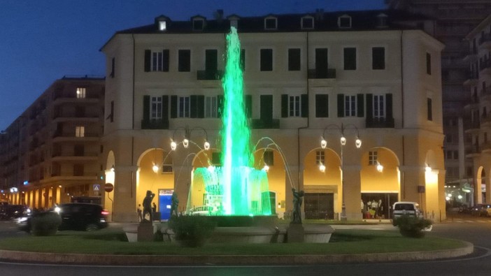 Imperia, piazza Dante si illumina di verde per la giornata dedicata alle persone scomparse