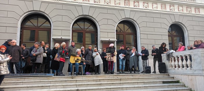Imperia, un flash mob davanti al Cavour: "La cittadinanza è impaziente di riavere il teatro"
