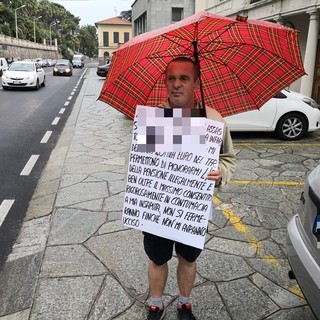 Imperia: nuova protesta dell'ex brigadiere Vito Incampo oggi davanti la caserma dei carabinieri Imperia: nuova protesta dell'ex brigadiere Vito Incampo oggi davanti la caserma dei carabinieri