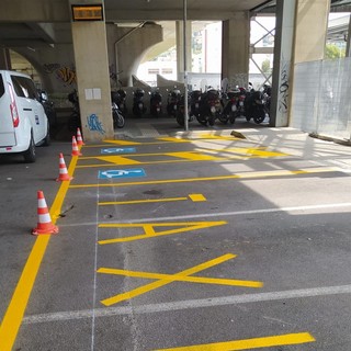Donna incinta lasciata lontano dalla stazione il giorno dopo il richiamo del Comune:  polemica social sui taxi