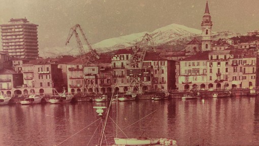 28 FEBBRAIO 1981. Quattro clandestini algerini scoperti dalla Finanza dentro un container sbarcato nel porto di Oneglia