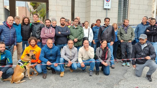 Imperia, i vigili del fuoco protestano contro l'obbligo del greenpass: &quot;Prima eravamo carne da macello, ora non ci lasciano lavorare. Provvedimento assurdo&quot; (foto e video)