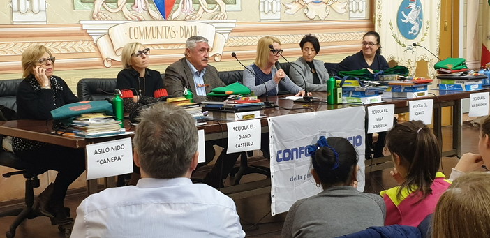 Al concorso di Confcommercio Golfo Dianese ‘Vota l’Albero di Natale’ tutte le scolaresche premiate Al concorso di Confcommercio Golfo Dianese ‘Vota l’Albero di Natale’ tutte le scolaresche premiate