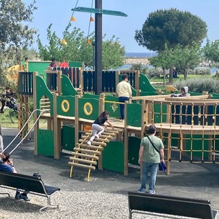 Rabina, Parco Urbano, Piazza Roma e ora Largo Ghiglia. Polis: “Con Claudio Scajola riqualificate le aree giochi dei nostri bimbi”