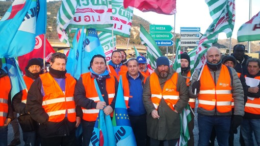 A Ventimiglia arriva la protesta del mondo dell'autotrasporto contro il Mobility Package (Foto e Video)