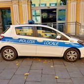Via Cascione, uomo armato di coltello: intervento di polizia locale e carabinieri