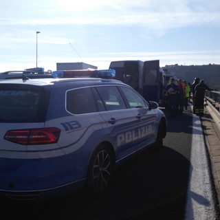 Migranti a piedi sull'autostrada: in 9 nella zona di Bordighera e 5 ad Andora, intervento della Polizia Stradale
