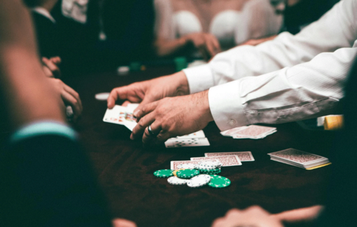 Poker dal vivo vs poker online: differenze e vantaggi