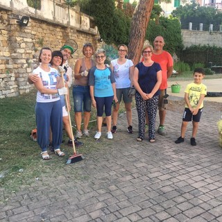 Imperia: pulito il campetto di via don Minzoni, l'associazione 'Genitori Attivi' "Arrivati i carrellati per la differenziata" (foto)