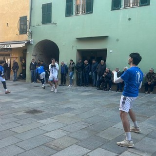Balùn, la sfida Liguria–Piemonte infiamma la piazza di San Lorenzo al Mare