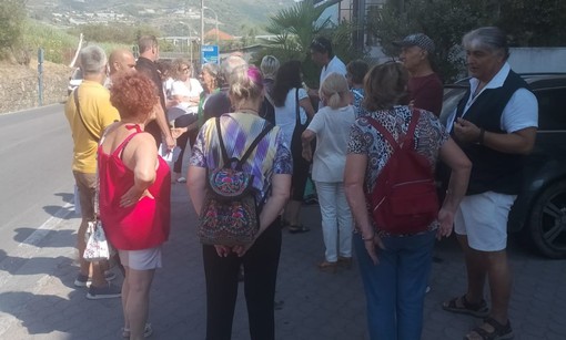 Il Comitato Difesa Acqua Pubblica protesta davanti alla sede di Rivieracqua: "Stop a stipendi d'oro e bollette retroattive"