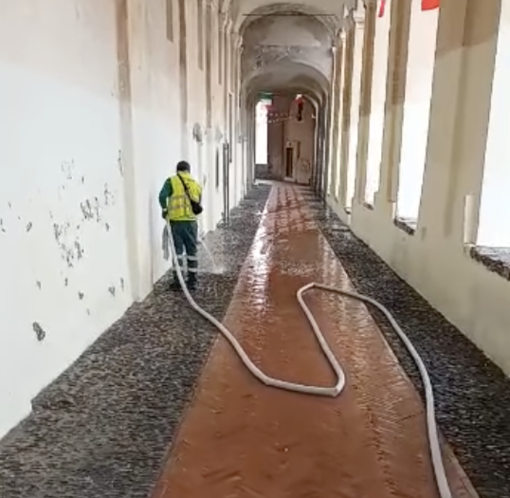 Imperia, operazione di pulizia alle Logge di Santa Chiara al Parasio Imperia, operazione di pulizia alle Logge di Santa Chiara al Parasio
