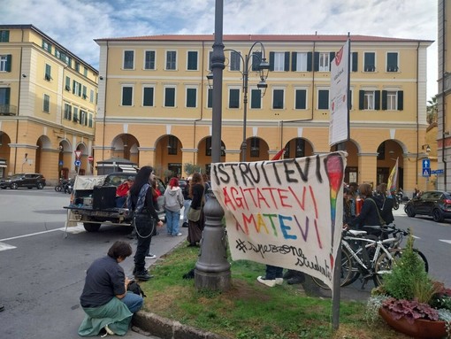 Diritti LGBTQIA+, in piazza Dante il presidio del collettivo studentesco Spiraglio imperiese Diritti LGBTQIA+, in piazza Dante il presidio del collettivo studentesco Spiraglio imperiese