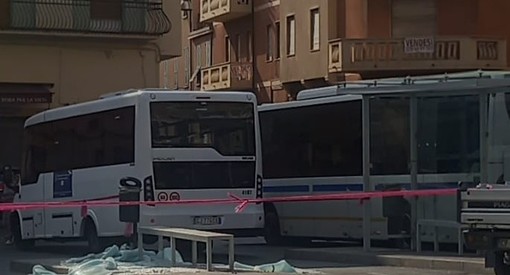Oneglia, pensilina in frantumi: incidente in largo Nanollo Piana a Ferragosto Oneglia, pensilina in frantumi: incidente in largo Nanollo Piana a Ferragosto