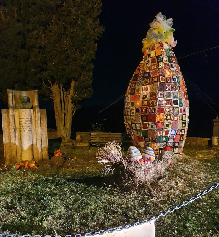 A Gazzo d'Arroscia un uovo gigante e la gallina di paglia che cova A Gazzo d'Arroscia un uovo gigante e la gallina di paglia che cova