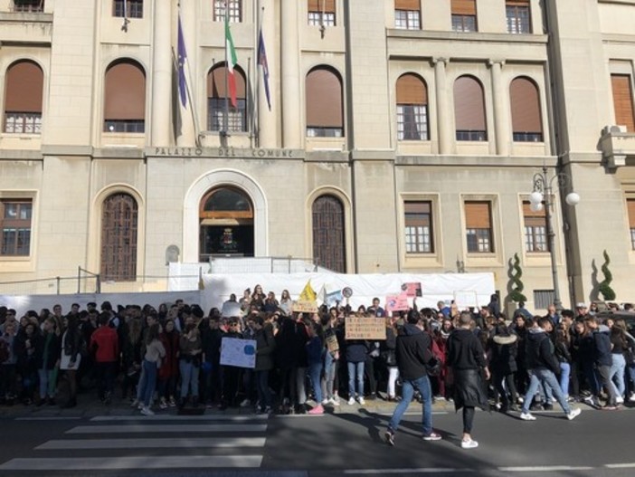 Imperia, gli studenti protestano davanti al Comune per diritti e sicurezza