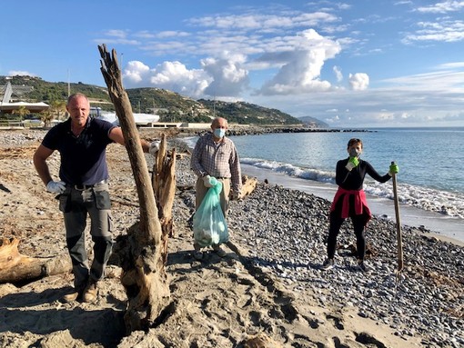 San Lorenzo al Mare, dopo l'alluvione ripulite le spiagge invase da plastica e legname (Foto) San Lorenzo al Mare, dopo l'alluvione ripulite le spiagge invase da plastica e legname (Foto)