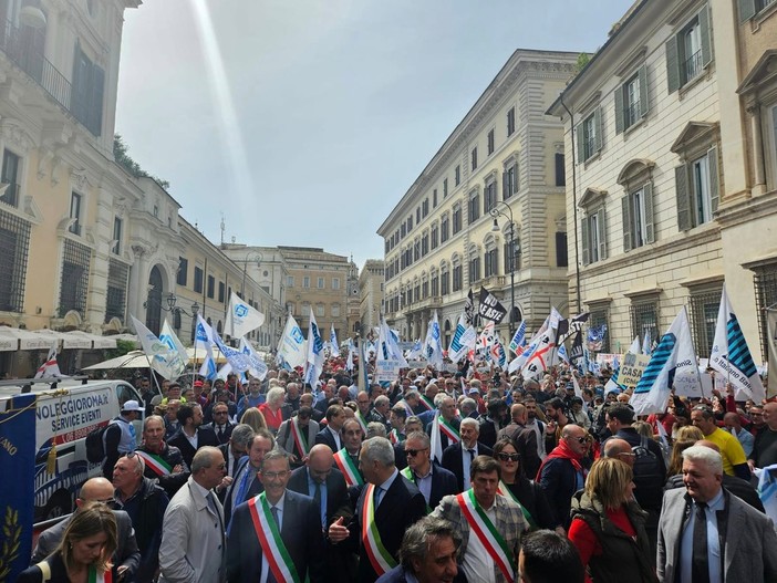 La rabbia dei balneari esplode a Roma, dalla Riviera contro la direttiva europea La rabbia dei balneari esplode a Roma, dalla Riviera contro la direttiva europea