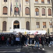 Imperia, gli studenti protestano davanti al Comune per diritti e sicurezza