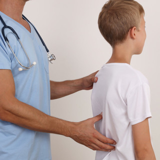 Crescere dritti e sicuri di sé: mini-corso di educazione posturale per famiglie a Imperia