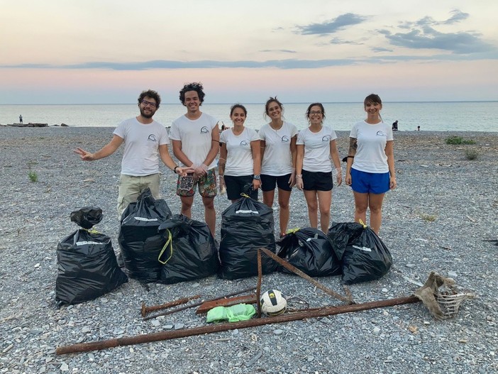 Imperia, domenica pulizia delle spiagge: in azione i volontari di Delfini del Ponente e i soci Rotaract Imperia, domenica pulizia delle spiagge: in azione i volontari di Delfini del Ponente e i soci Rotaract
