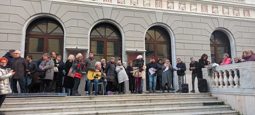 Imperia, un flash mob davanti al Cavour: "La cittadinanza è impaziente di riavere il teatro" Imperia, un flash mob davanti al Cavour: "La cittadinanza è impaziente di riavere il teatro"