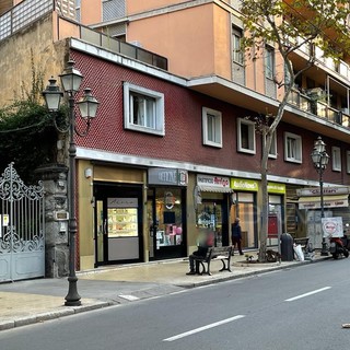 Sanremo: clochard di corso Garibaldi, il Comune replica ai commercianti "La soluzione non è lo spostamento della panchina" Sanremo: clochard di corso Garibaldi, il Comune replica ai commercianti "La soluzione non è lo spostamento della panchina"