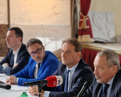 Arresto Toti, Piana e Scajola dopo l'incontro con il governatore: "Determinati ad andare avanti" (video) Arresto Toti, Piana e Scajola dopo l'incontro con il governatore: "Determinati ad andare avanti" (video)