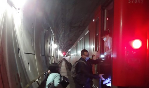 Imperia: guasto al locomotore dell'intercity, passeggeri fatti scendere in galleria (foto)