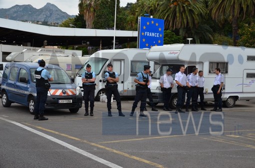 Ore 9.30 del 21 giugno 2015, la gendarmerie erige la sua linea Maginot. Sotto le altre foto di quella mattina Ore 9.30 del 21 giugno 2015, la gendarmerie erige la sua linea Maginot. Sotto le altre foto di quella mattina