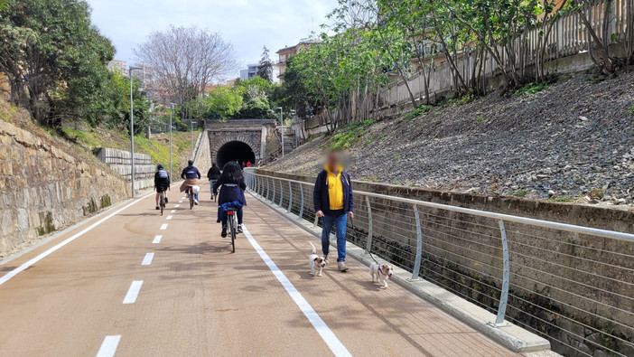 Pista ciclabile Riviera dei Fiori: tra bellezza e "fragranze" inattese
