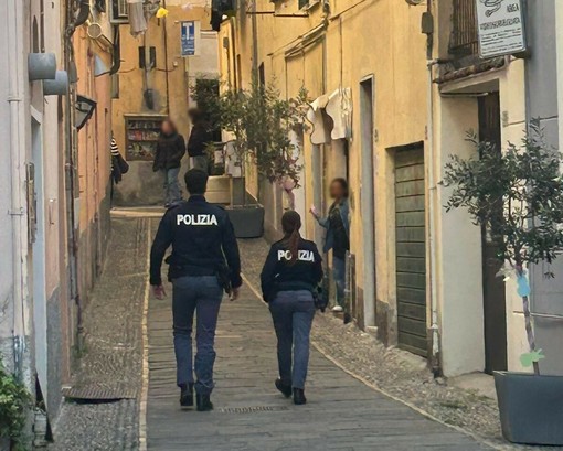 Polizia in via dell'Ospedale