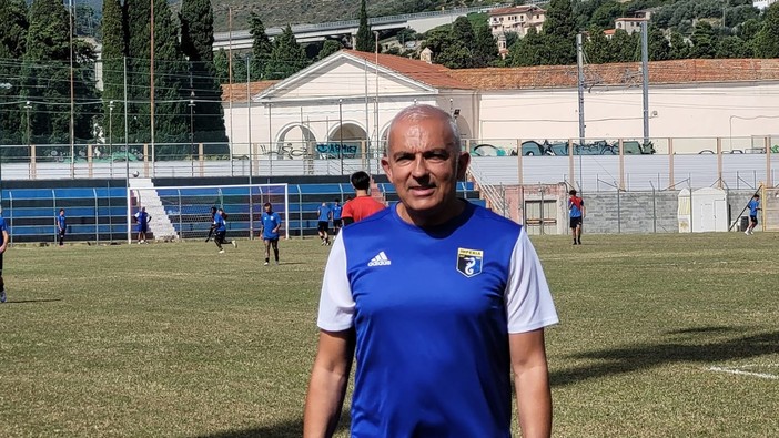 È il giorno di Imperia-Gozzano, mister Buttu ritrova la parola: "Gruppo temprato non ci facciamo distrarre dalle voci societarie" È il giorno di Imperia-Gozzano, mister Buttu ritrova la parola: "Gruppo temprato non ci facciamo distrarre dalle voci societarie"