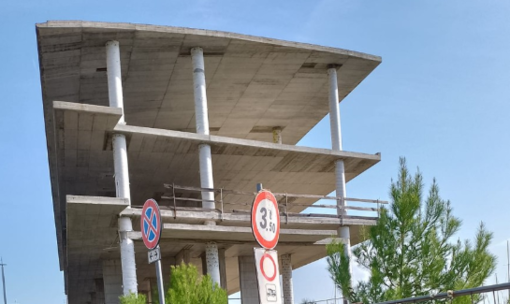 Lo scheletro di una palazzina del porto, simbolo di un porto incompiuto da 15 anni Lo scheletro di una palazzina del porto, simbolo di un porto incompiuto da 15 anni