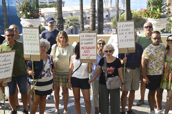 A Evigno manca l'acqua, la protesta dei residenti: “Non ne possiamo più” A Evigno manca l'acqua, la protesta dei residenti: “Non ne possiamo più”