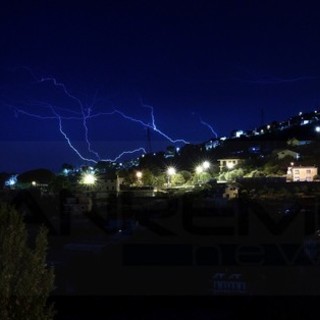 Allerta arancione, notte di fulmini e temporali in Liguria. Disagi limitati nell’Imperiese